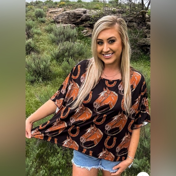 Sterling Kreek Lucky Horseshoe Top - Picture 3 of 5